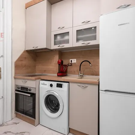 ω Omega, Nilie Hospitality Mgmt Διαμέρισμα *